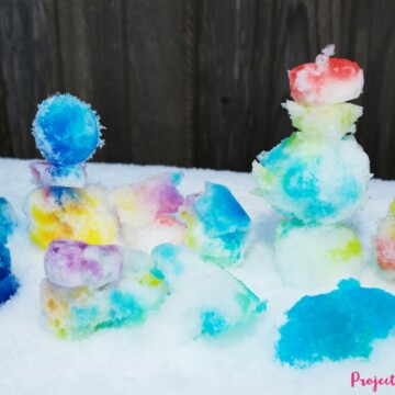 Painting snow: a winter sensory activity. This is an easy almost no prep activity that will have your kids engaged and having fun! You can do this activity inside or outside or try both for different experiences!
