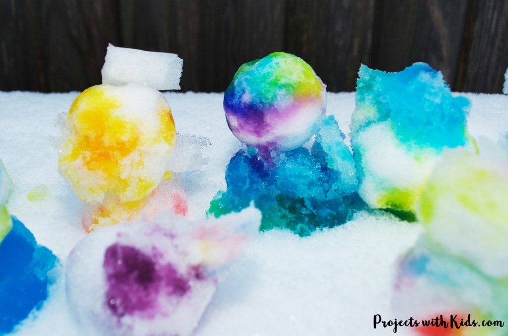 Painting snow: a winter sensory activity. This is an easy almost no prep activity that will have your kids engaged and having fun! You can do this activity inside or outside or try both for different experiences! 