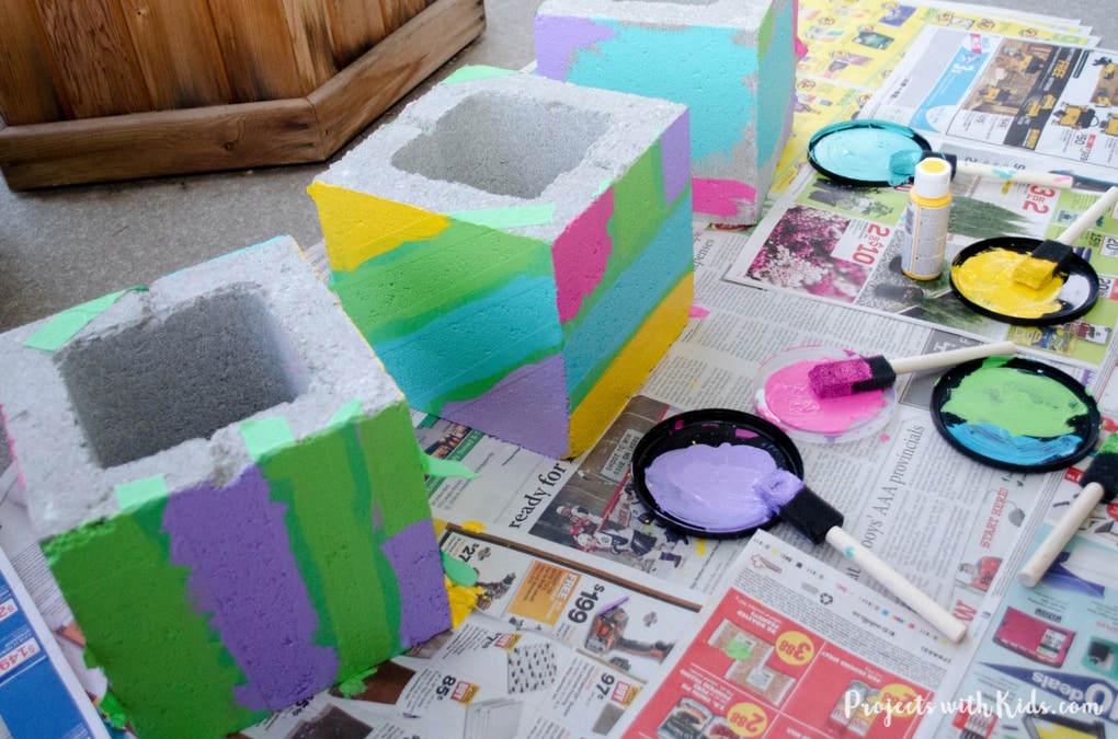 Add some wow factor to your patio or balcony with these fun & colorful painted cinder blocks. These DIY planters make such a fun garden project for kids and a great family outdoor activity for spring or summer.