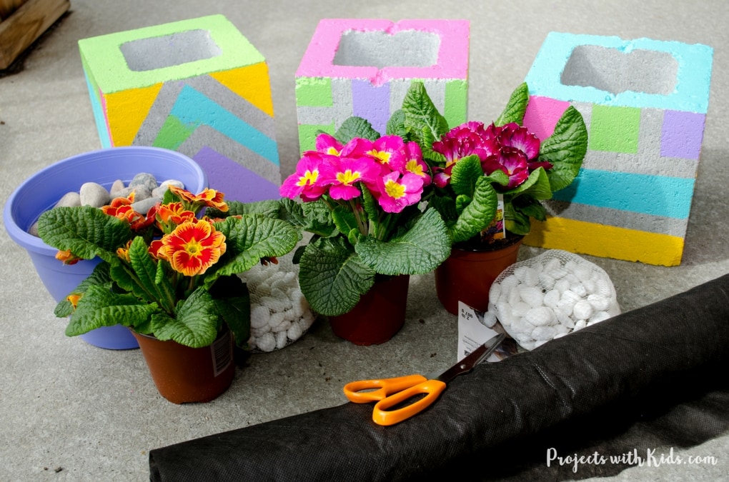 Add some wow factor to your patio or balcony with these fun & colorful painted cinder blocks. These DIY planters make such a fun garden project for kids and a great family outdoor activity for spring or summer