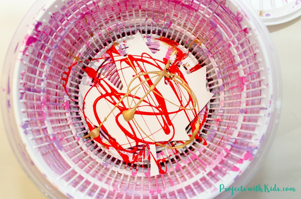 Kids of all ages will have tons of fun spin painting and making cool patterns with this Canada Day craft. An easy project for preschool kids to make on their own and an awesome process art project for kids of all ages! Click through to get your free maple leaf template.
