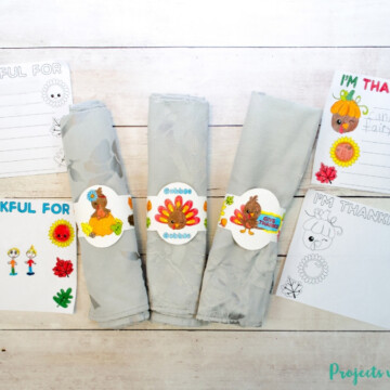 Thanksgiving kids table free printables, an easy no prep acitivty for kids to help decorate for Thanksgiving. Adorable printable napkin rings for kids to color, cards for kids to color and write or draw what they are thankful for this year.