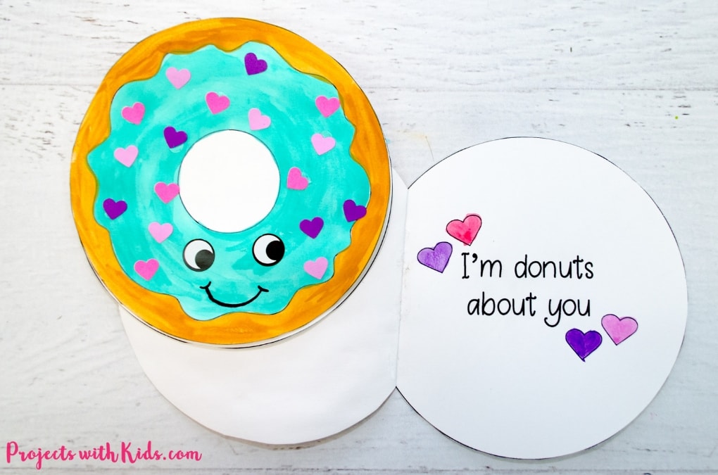 Kids will have tons of fun creating these adorable Valentine's Day donut cards! A super easy Valentine's craft that comes with a free printable. 