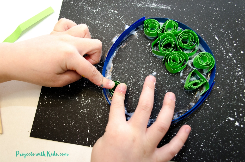 Celebrate Earth day with with this beautful paper quilled Earth Day craft for kids. Using black paper to create a night sky really makes this paper craft stand out! No special quilling tools needed. 
