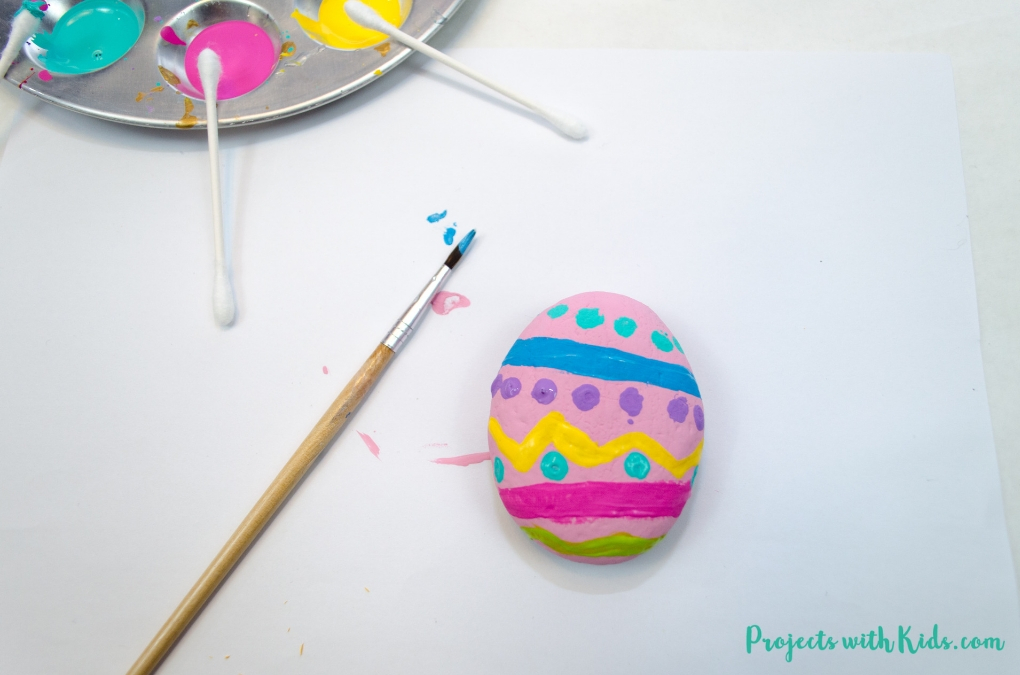 These painted Easter egg rocks are super easy and tons of fun for kids to make! Use them as part of your Easter decor or include them in a non-candy Easter egg hunt!