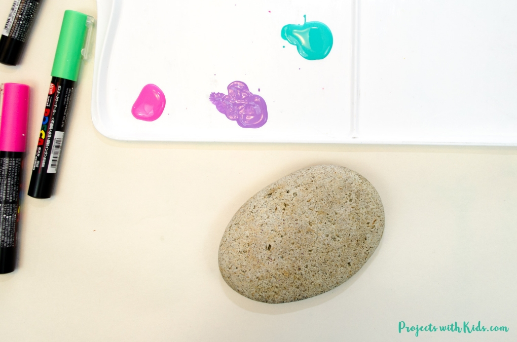 An easy painted rock craft using fingerprint art that makes a wonderful mother's day craft and keepsake. 