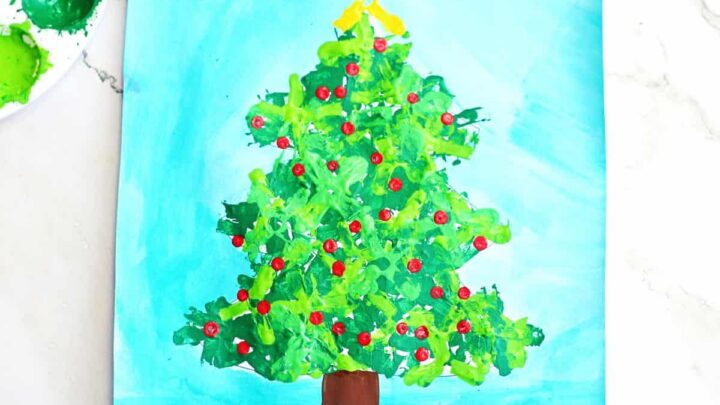 Christmas tree straw painting idea with printable template. Easy elementary school art project for kids.